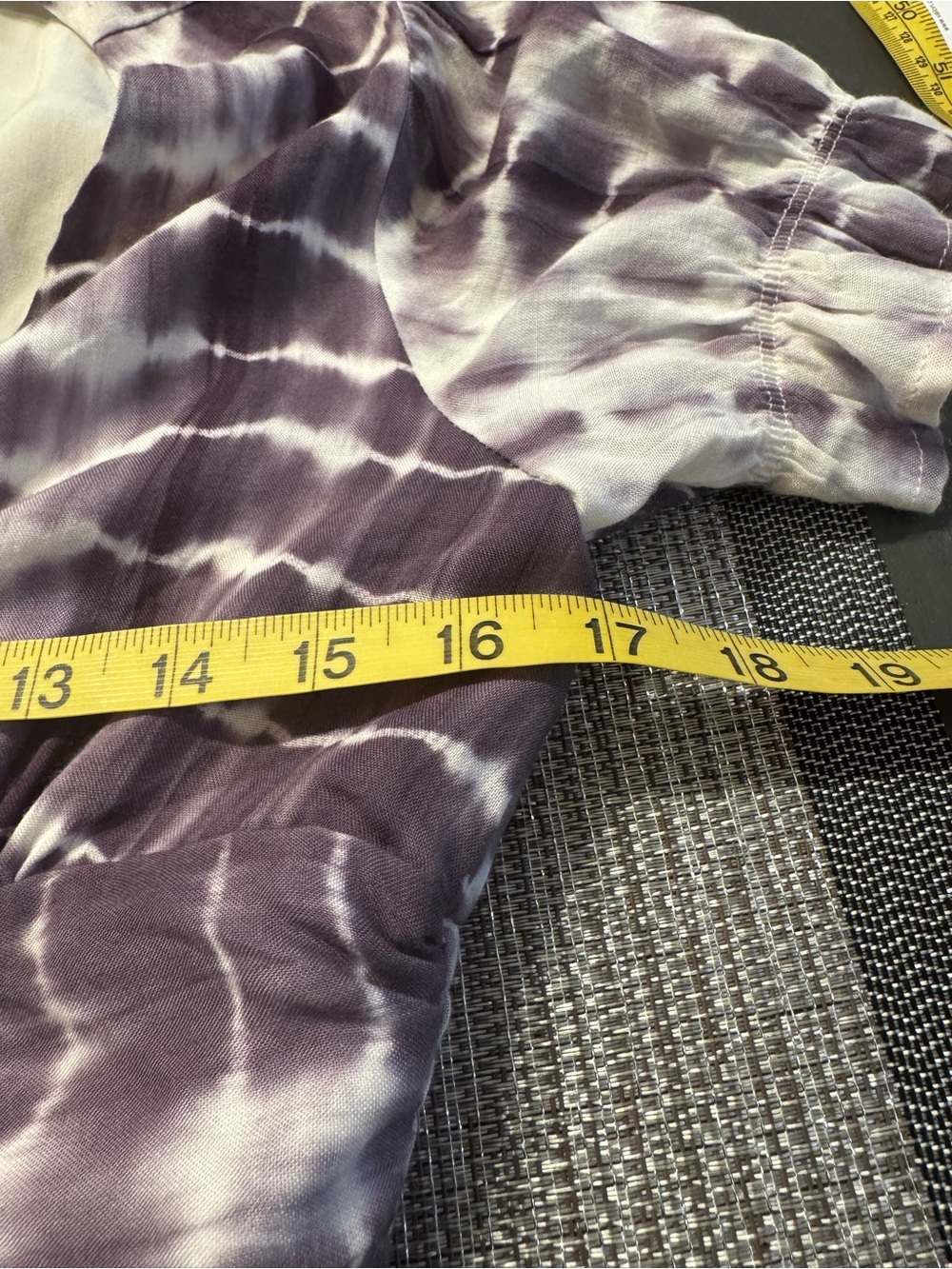 Le Lis white & gray tie-dye ruched waist V neck crop top with short sleeves, M. - Picture 8 of 14